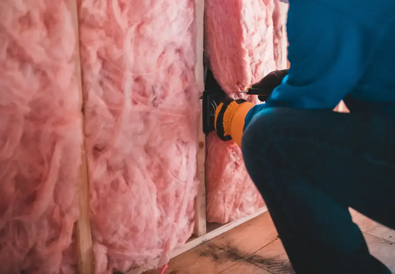 Encapsulated crawl space with a sealed vapour barrier